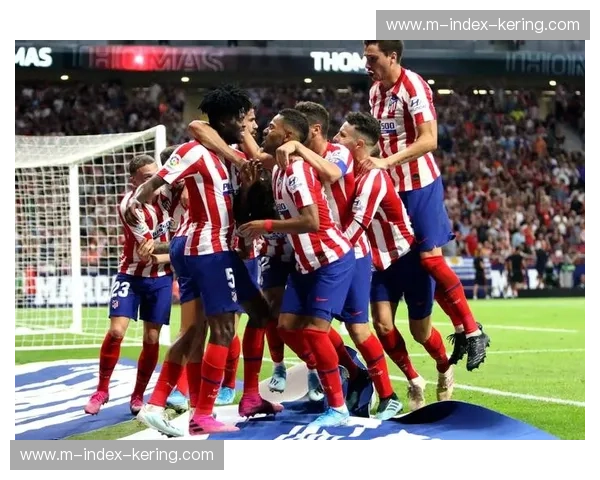 马竞四四二平行站位防守稳固 两条防线间距保持完美限制渗透